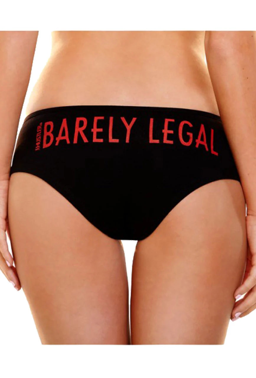 Chiloți negri Hustler purtați pe model, vedere din spate cu imprimeu roșu „Barely Legal”