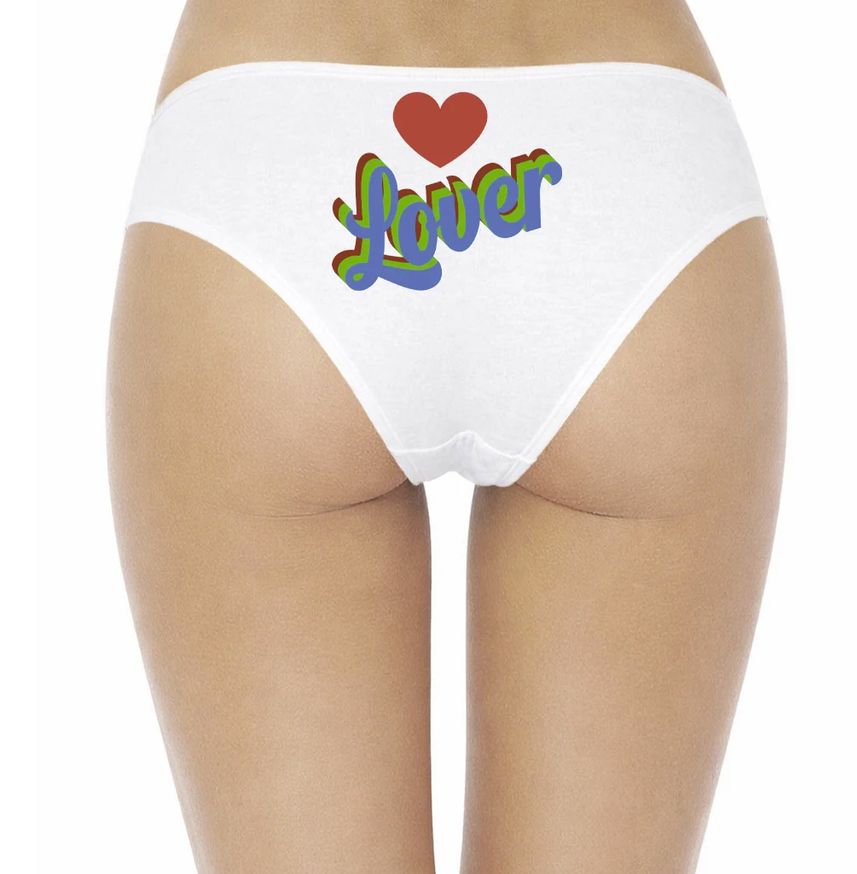 Chiloți albi de damă Amara'a cu textul Lover multicolor și inimă roșie, vedere din spate.