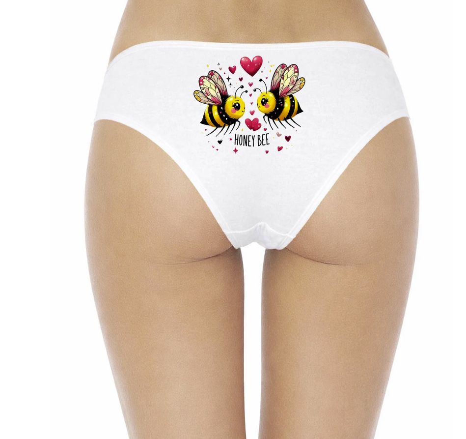 Chiloți albi de damă cu imprimeu Honey Bee, două albinuțe și inimioare, vedere din spate.