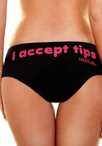 Chiloți negri Hustler purtați pe model, vedere din spate cu mesajul roz „I accept tips”